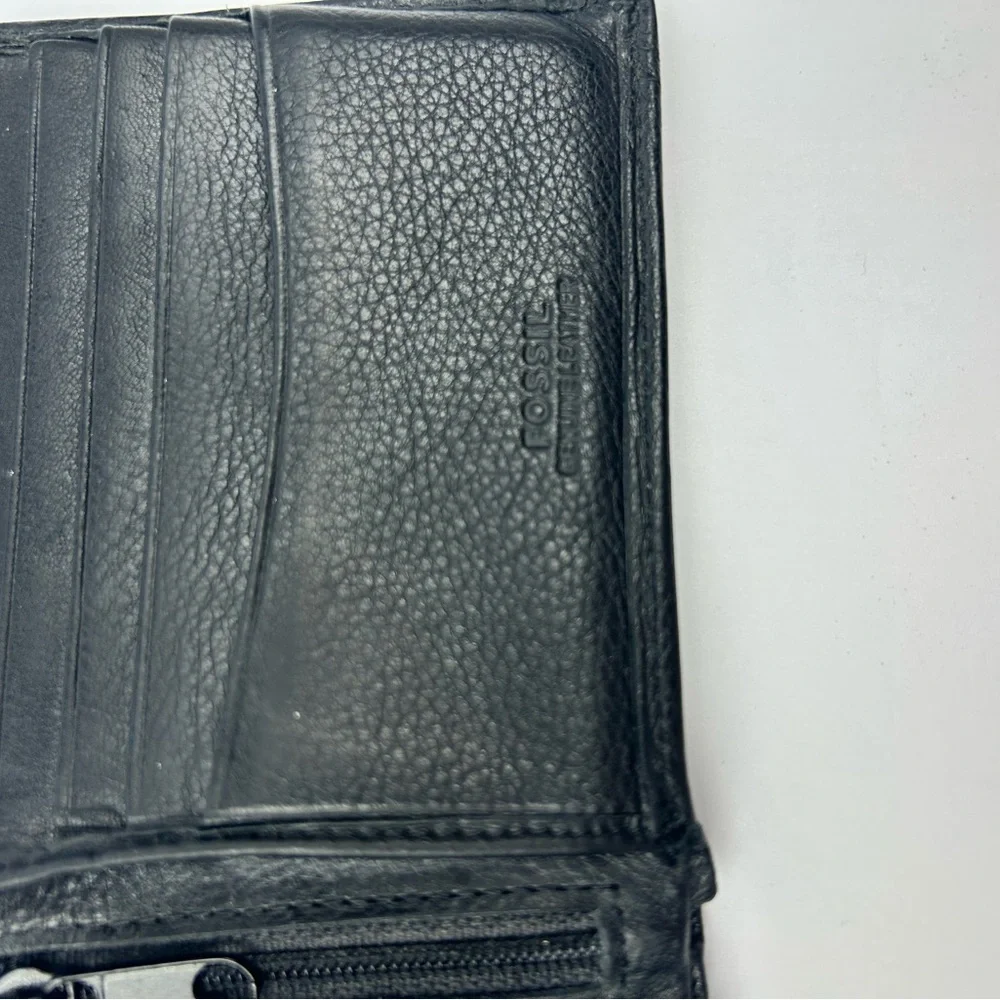 Fossil Black Leather Card Holder Bifold Wallet Men’s Silver Metal Logo